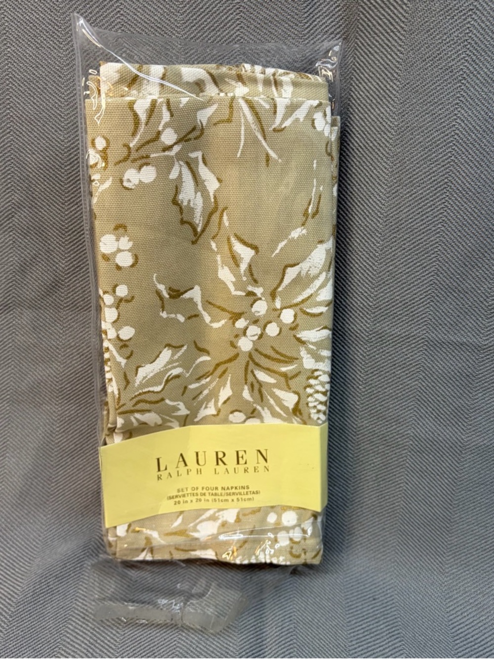 Lauren Ralph Lauren set a four napkins 20” x 20” pinecones and Holly tan/gold